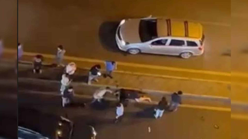 Binəqədi rayonunda avtomobil yolu keçmək istəyən qadını vurub - VİDEO