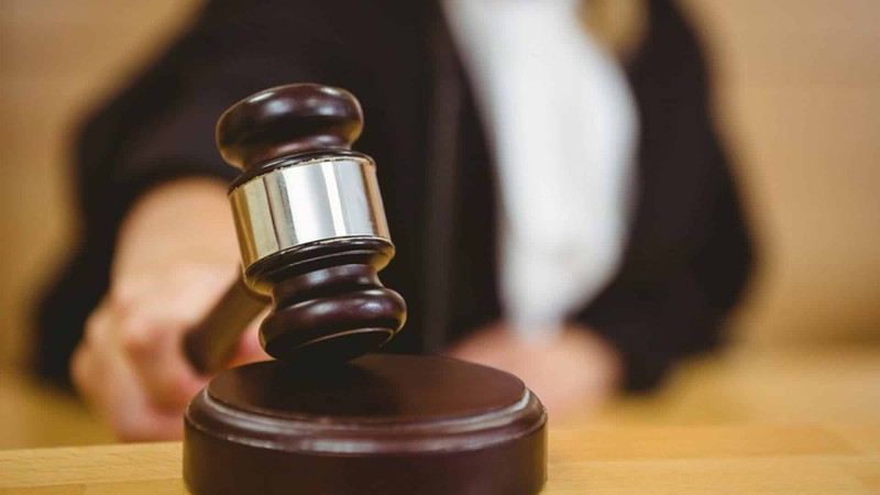Bakıda “pub”dan çıxan şəxsə qarşı quldurluq etməkdə təqsirli bilinən şəxslərin məhkəməsi başlayır