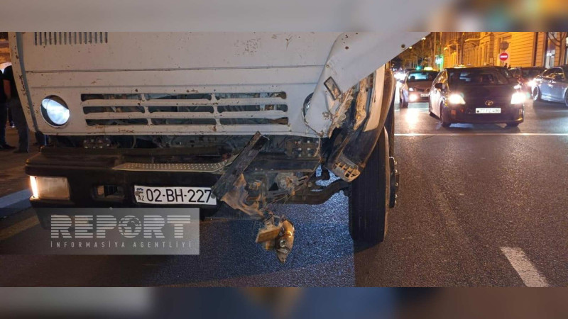Bakıda son model Mercedes “KamAZ”la toqquşub - FOTO
