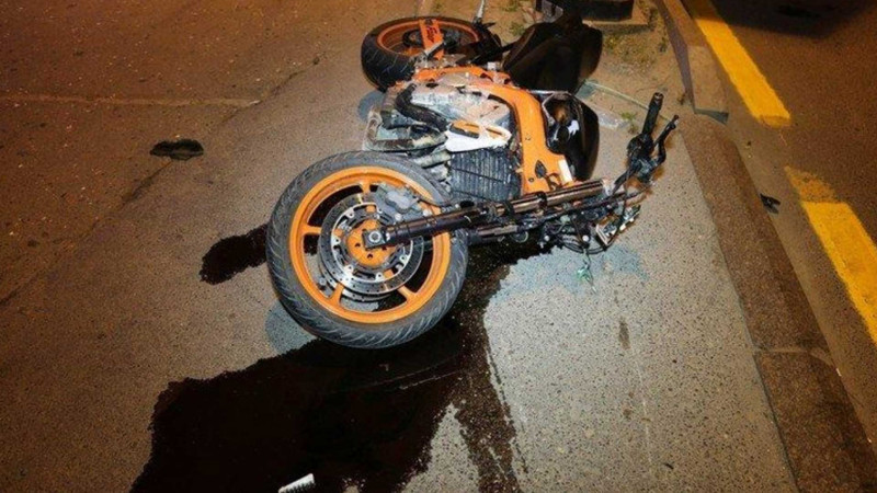 Nəsimidə motosikletçi qəzada ayağını sındırıb