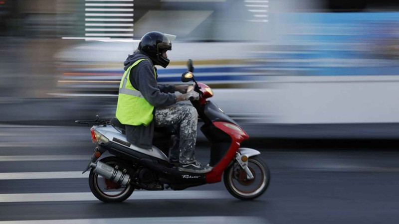 Sabunçuda moped maneəyə çarpılıb