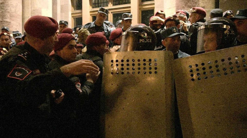 Polis İrəvandakı Rusiya səfirliyinin binasının qapılarını açıb: saxlanılanlar var