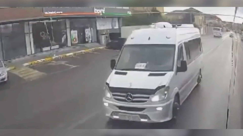 Qanunsuz sərnişin daşıyıcısı Baku Busın qarşısını kəsib və sürücü ilə dalaşıb – VİDEO
