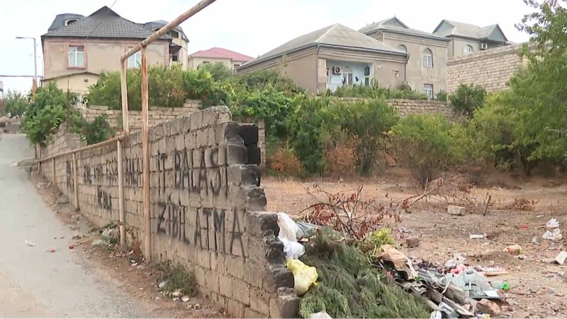 Bir tərəfdə yaşayış evləri, digər tərəfdə isə tullantılar: Qaraçuxurda küçə zibil poliqonuna çevrilib – VİDEO