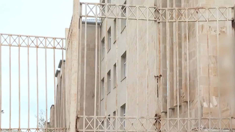 Xətaidə məktəbin darvazası illərdir ki, şagirdlər üçün bağlıdır - VİDEO