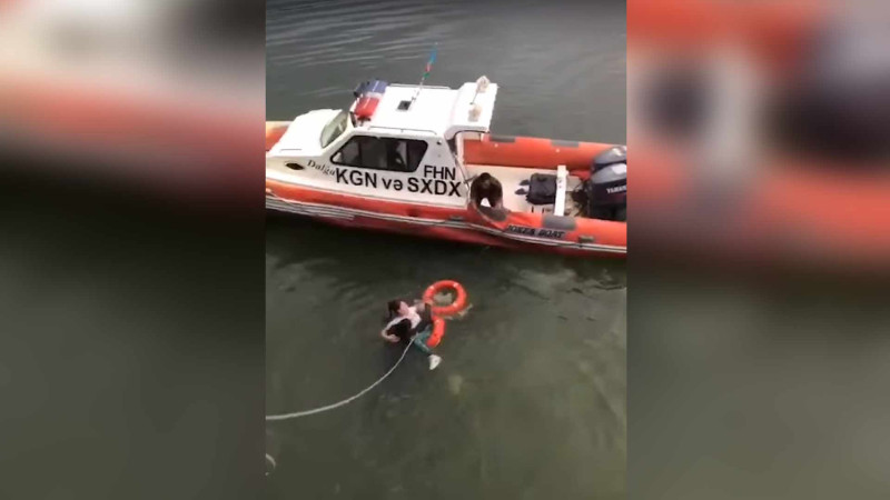 Bulvarda suya düşən gənc qadın xilas olunub