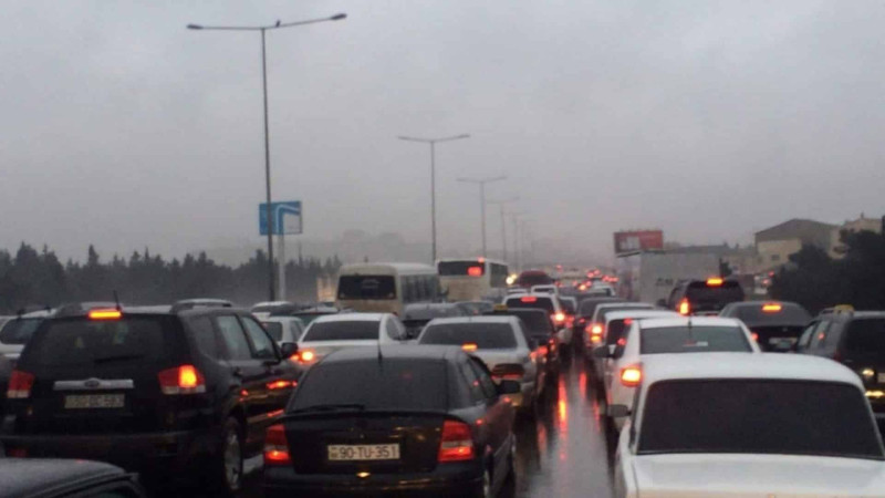 “Memar Əcəmi” metrosunun yaxınlığında kütləvi dava olub: 3 nəfər yaralanıb