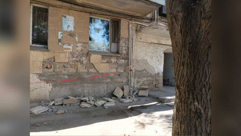 Xətaidə beşmərtəbəli binalar çökür: rəsmi qurumlar məhəl qoymur