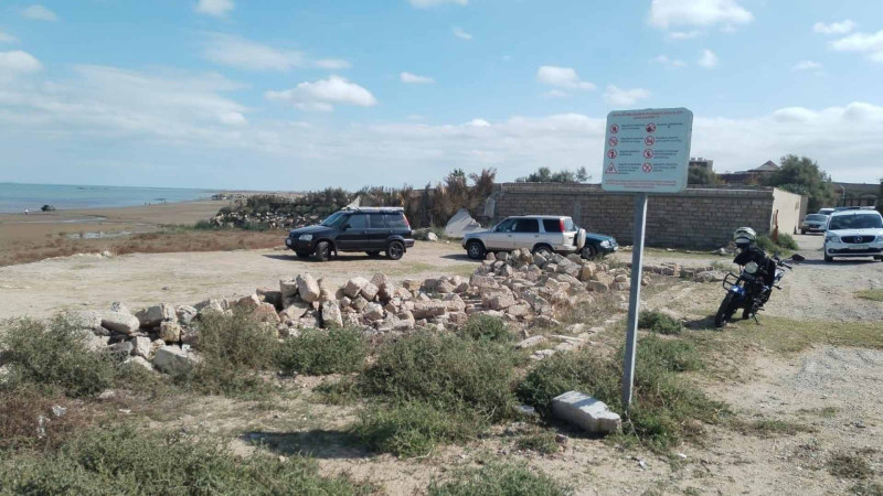 Buzovnada fəallar və villa sahibi arasında daş davası: polis cəlb olunub