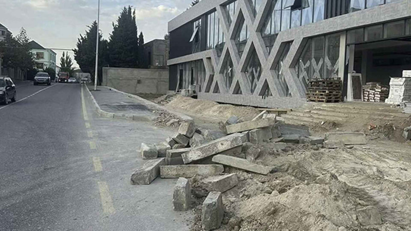 Nizami rayonunda səkinin yerində parkinq yaratmaq istəyiblər