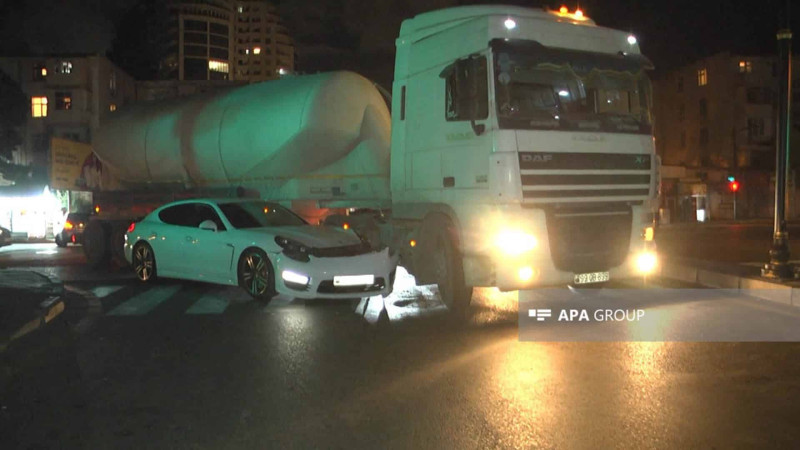 Yasamalda “Porsche” yük maşınına çarpılıb