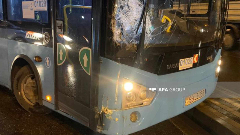 Nizami rayonunda avtobus qəza törədib