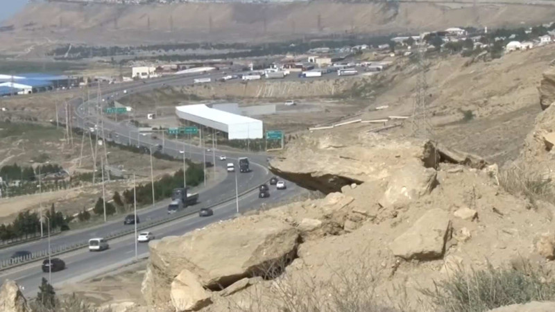 Bakı Dairəvi Yolunda qayalar hər an yola düşə bilər - VİDEO