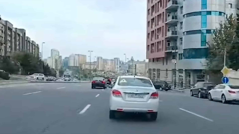Bakıdakı təlim maşınlarının mərkəzi küçələrdə sürülməsi qanunidirmi?