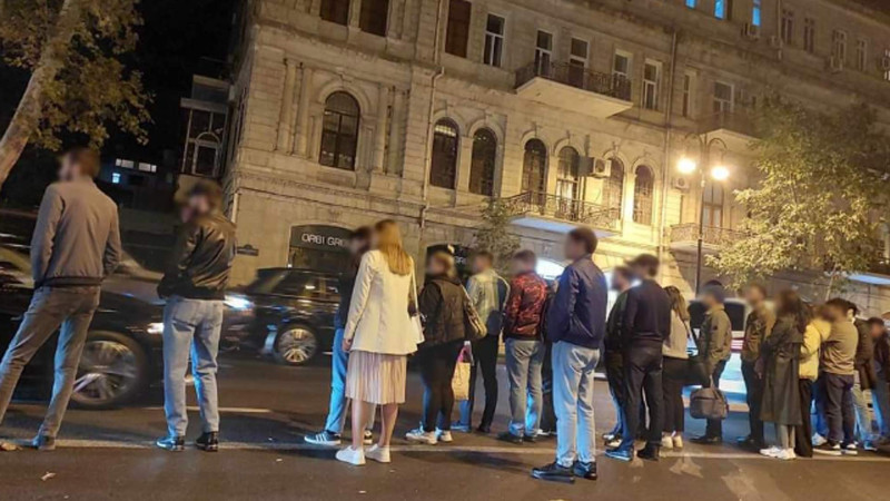 Səbail rayonunda yolun ortasında taksiləri gözləyən piyadalar tıxaca səbəb olurlar