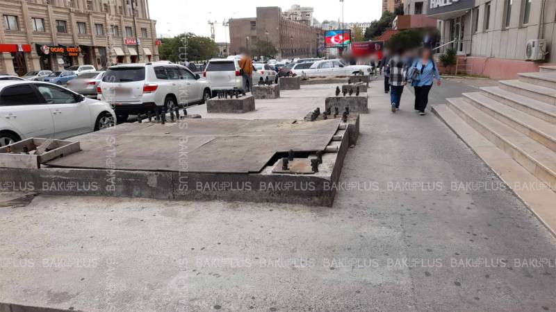 Koroğlu Rəhimov küçəsində köhnə tikili piyada səkisini zəbt edib