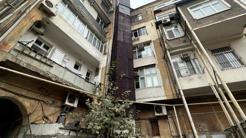 Beşmərtəbəli binanın altıncı mərtəbəsi – mərkəzdə qanunsuz olaraq yaşayış evinə əlavə mərtəbə tikilib