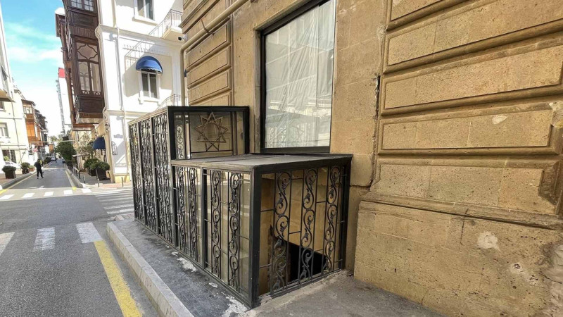 Mərkəzdə yerləşən tarixi binanın üstündə artırma tikilib