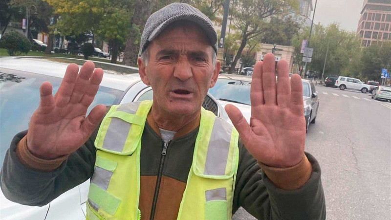 “Şəhər sakinləri sağlam yuxuya gedir və mafiya oyanır” – Bakı “parkovşikləri” hələ də sürücülərdən pul tələb edirlər