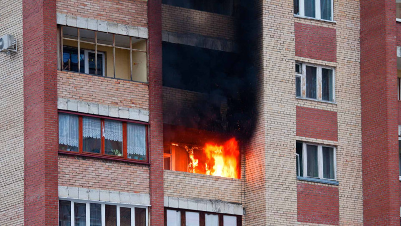 Xətaidə yaşayış binası yanıb