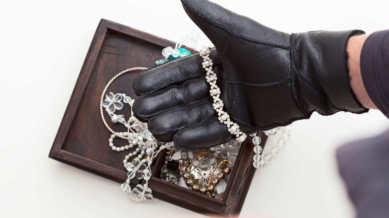 Xəzər rayonunda evdən 12.000 manat dəyərində qızıl-zinət əşyaları oğurlanıb