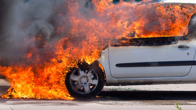 Səbaildə “Mercedes” yanıb