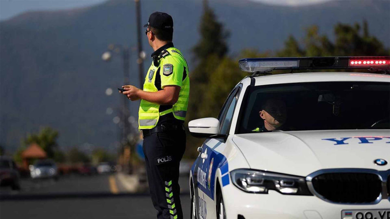 Polis qayda pozuntusuna yol verdiyi üçün cərimələnən piyadalara xəbərdarlıq edib