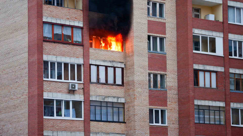 Xətaidə çoxmərtəbəli yaşayış binasında yanğın olub
