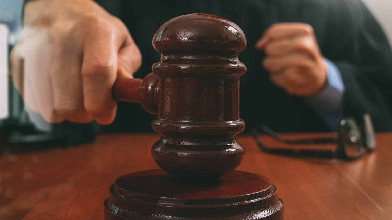 Yeniyetmə qıza qarşı əxlaqsız hərəkətlər etmiş 73 yaşlı müəllimə hökm oxunub