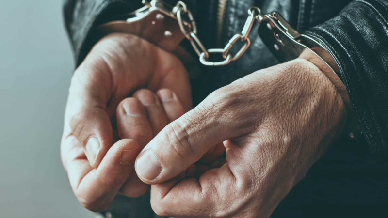 Axtarışda olan şəxs təcridxananın qarşısında saxlanılıb