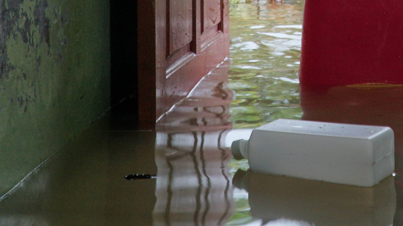 Nərimanov rayonunda bina blokunu su basıb – VİDEO