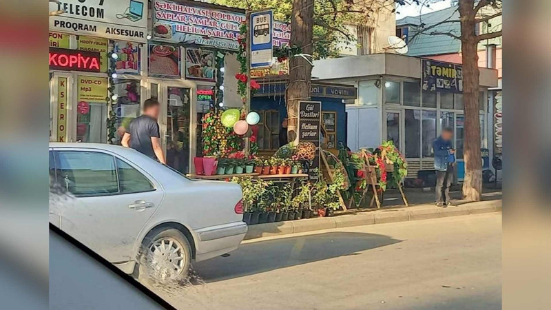 Bakıda gül salonu avtobus dayanacağının ərazisini zəbt edib