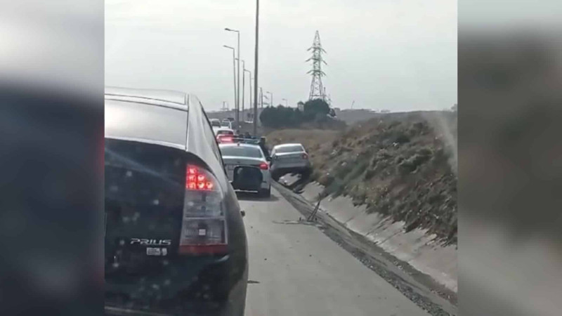 Bakı dairəvi yolunda qəza: avtomobil xəndəyə düşüb – VİDEO