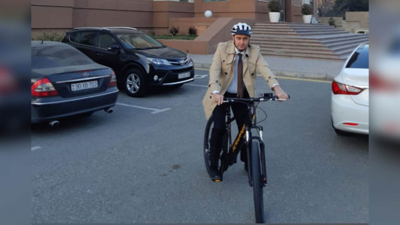 Bakıda velosipedlə işə gedən hakimə yüksək vəzifə verilib