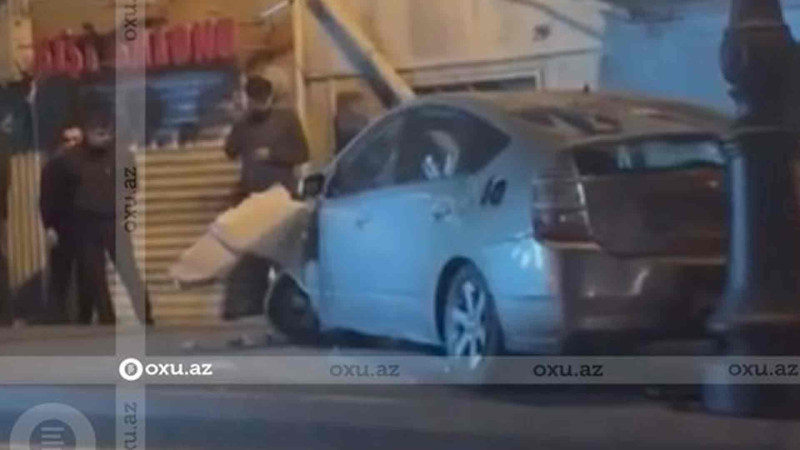 Xətai rayonunda “Prius” qəzaya uğrayıb