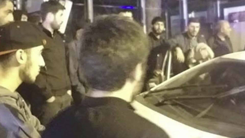Bakıda taksi avtomobili avtobus dayanacağına çarpılıb