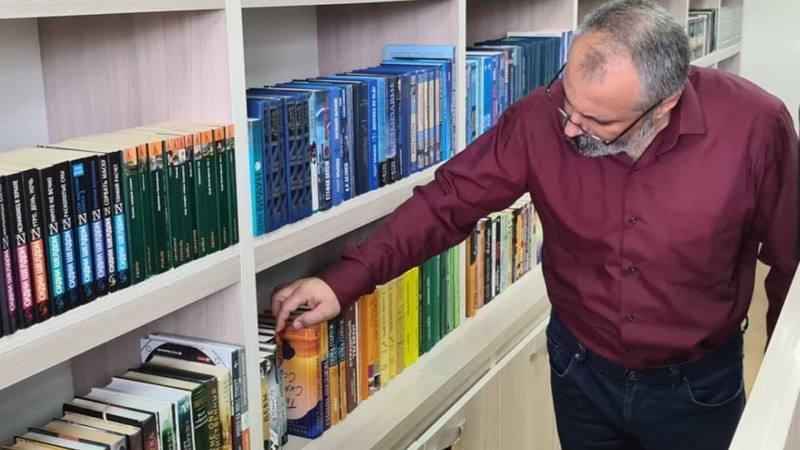 Bakıda həbsdə olan separatçı Babayan eynəklə kitab oxuyur