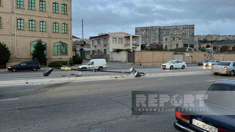 Xətai rayonunda avtomobil işıq dirəyinə çarpılıb - FOTO