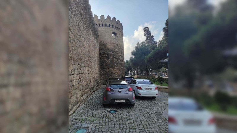 İçərişəhərin qala divarlar önündə qanunsuz parkinq hələ də fəaliyyət göstərir