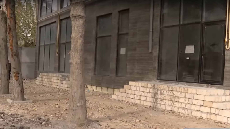 Nərimanovda tikintidən sonra səki dağıdılmış vəziyyətdə qalıb – VİDEO