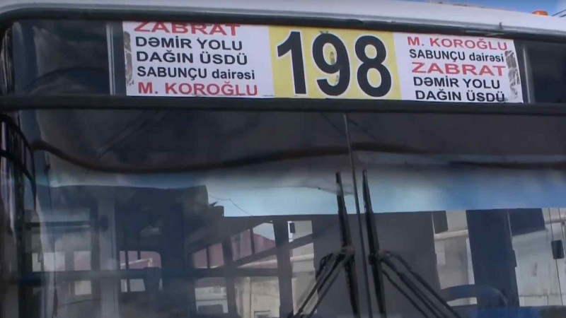 198 saylı marşrut avtobusunda həqiqətən şüşələrin əvəzinə sellofan torbalardan istifadə olunur? – VİDEO