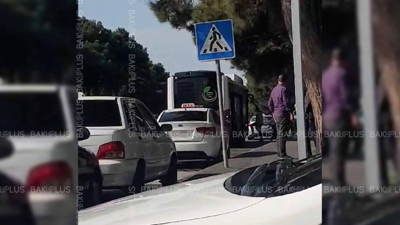Bakının mərkəzində taksi sürücüləri eyni vaxtda 3 nişanın tələbini pozub