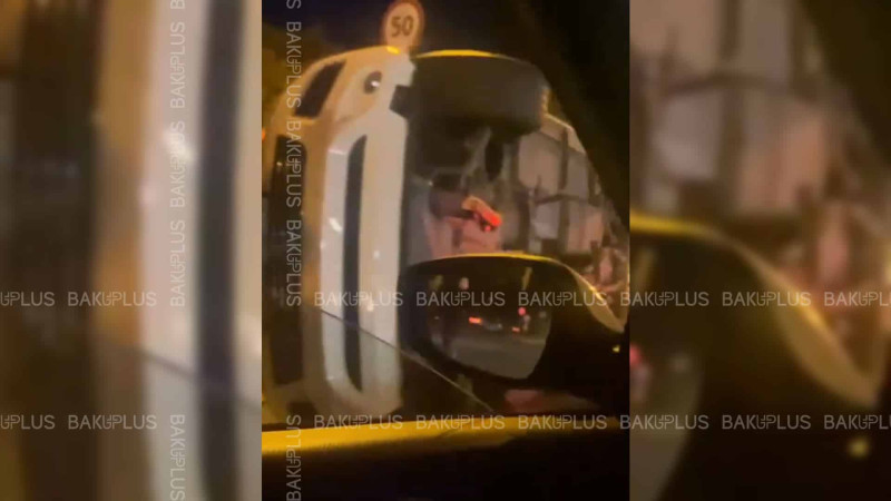 Türkiyə səfirliyinin yaxınlığında qəza: avtomobil aşıb, yaralı var