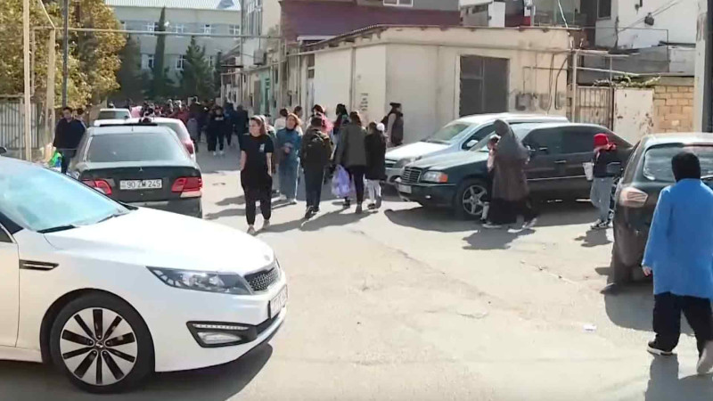 Bakıda həllini tapmayan problem: məktəblərin qarşısındakı sıxlıq – VİDEO