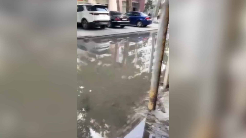 Nərimanovda küçələri çirkab sular basıb – VİDEO