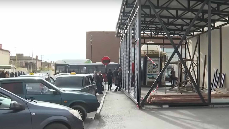 Lökbatanda tikilən obyektin sahibi səkini zəbt edib – VİDEO