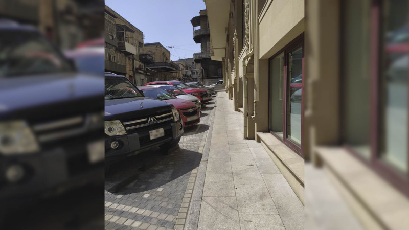 Bakının mərkəzində daha bir yerdə səki daralaraq parkinqə çevrilib