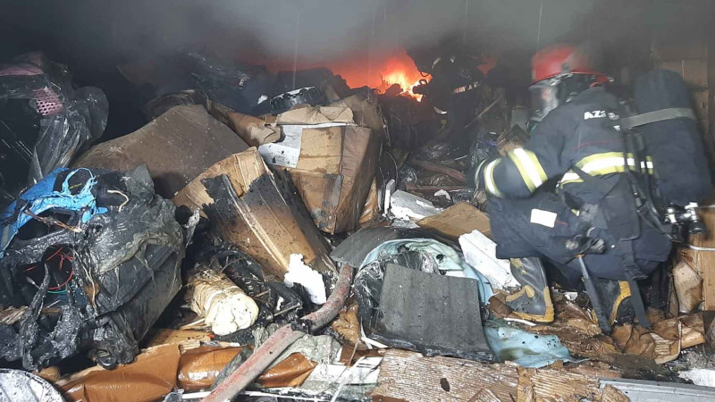 Atatürk prospektində yerləşən binanın zirzəmisində yanğın olub