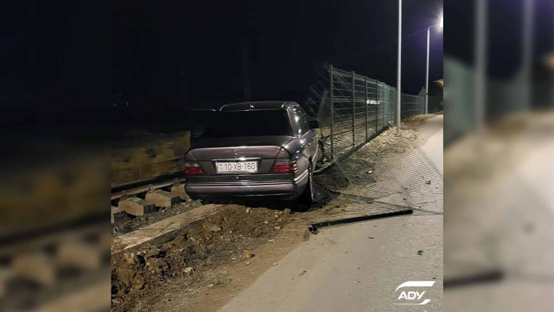 Sabunçuda avtomobil qəza törədərək dəmir yolu xəttinə çıxıb