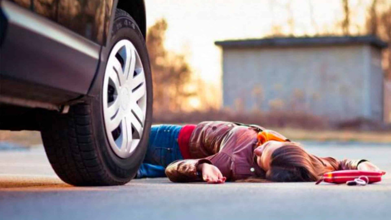 8 Noyabr prospektini keçmək istəyən qadın vurulub